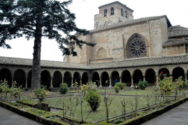 Nacida al borde del Camino de Santiago, en el centro de lo que fue la ciudad medieval de Estella-Lizarra, se encuentra la iglesia de San Pedro de la Rúa