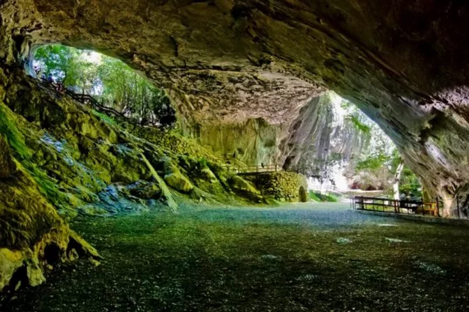 Visita las cuevas de Zugarramurdi