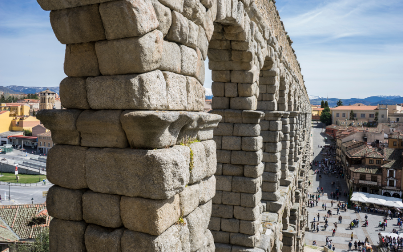 Descubre el acueducto romano entre Lodosa y Alcanadre, una obra de ingeniería milenaria sobre el Ebro en un entorno ideal para senderismo y fotos.