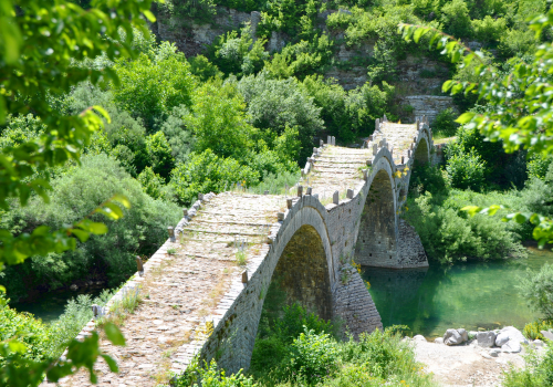 Cruza el histórico puente del siglo XVIII, símbolo de Lodosa entre la peña y el río Ebro.